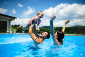 rodzina w basenie